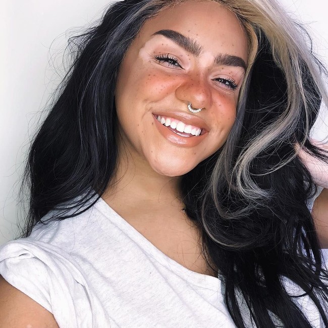 Lauren Elyse adalah seorang makeup artist yang punya kondisi kulit vitiligo. Ia pun sukses menjadi inspirasi orang-orang yang punya kelainan kulit lain untuk tetap percaya diri. @laur_elyse