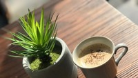 Segelas latte hangat jadi teman santai Juwita di pagi hari. Memang enak menyeruput kopi saat cuaca cerah. Foto: instagram @juwitasanjaya11