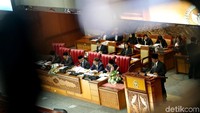 Laporan itu disampaikan di rapat paripurna DPR pagi ini sebelum RUU itu disahkan jadi UU.