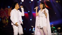 Selain itu BCL juga berduet dengan Rizky Febian.