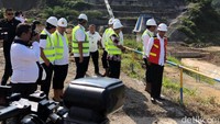 Bendungan Kuningan nantinya akan mengaliri air ke 3.000 hektar sawah di sekitar. Selain itu, kehadiran bendungan juga bisa menjadi sumber air baku dengan kapasitas 300 liter per detik untuk 300.000 KK di Kuningan hingga Brebes.