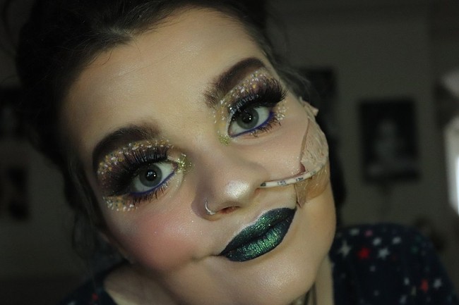 Beauty blogger Emily Louise Jones didiagnosa mengidap sindrom Ehlers-Danlos yang mengganggu sendi, perut, dan ususnya. Ia pun harus makan dengan selang. Untungnya, makeup bisa membuatnya lebih percaya diri dan merasa cantik. Foto: Instagram @beautybyemilylou_