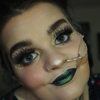 Beauty blogger Emily Louise Jones didiagnosa mengidap sindrom Ehlers-Danlos yang mengganggu sendi, perut, dan ususnya. Ia pun harus makan dengan selang. Untungnya, makeup bisa membuatnya lebih percaya diri dan merasa cantik. Foto: Instagram @beautybyemilylou_