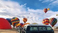 Pasangan asal Amerika ini membeli sebuah vanagon, mini bus ciptaan volkswagen untuk menemani mereka berlibur mengililingi Amerika Serikat. Di desain secara sederhana, mini bus kesayangan mereka ini sudah membawa mereka berbagai tempat indah di Amerika Serikat. Istimewa/Boredpanda.