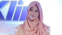 Istri Dude Herlino ini tak henti memasang senyum di wajahnya. Foto: Noel/detikHOT