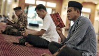 Mereka mengisi waktu menjelang berbuka dengan berbagai ibadah.