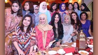 Buka puasa bersama jadi cara Titi untuk ngumpul bersama teman-teman terdekatnya. Foto: Instagram @ti2dj