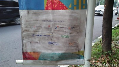 Foto: Before-After Coretan Banner Asian Games yang Dibersihkan