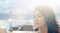 Selain jago memanah, Dinda juga suka menjelajahi keindahan alam Indonesia. Seperti yang terlihat tahun lalu, saat Dinda liburan ke Lombok bersama keluarganya. (Instagram/Dellie Dinda)