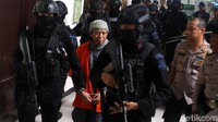 Kedua tangan Aman diborgol polisi.