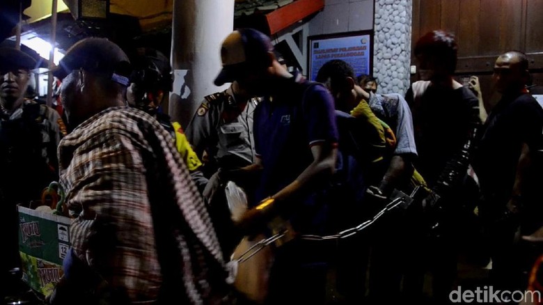 Lapas Pekalongan Evakuasi 331 Napi ke Nusakambangan Lapas Pekalongan Evakuasi 331 Napi ke Nusakambangan