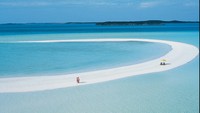 Satu pulau sebesar ini hanya dapat dihuni oleh 24 orang saja. Ini agar pengunjung terasa lebih dekat dan privat saat berlibur ke Copperfield Bay (The Copperfield Bay)