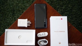 Selain itu ada kabel USB Type-C, ada juga earphone, dan konverter USB Type-C ke jack audio 3,5 mm. Ini karena ponsel tidak memiliki lubang jack audio 3,5 mm. Jadi, Huawei memberikan earphone dengan colokan USB Type-C. Foto: Amanda Rachmadita