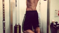 Lihat saja punggungnya yang kekar saat latihan pull up ini. (Foto: Instagram/tatsmas)