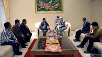 Xiao Qian tak sendiri. Dia tampak ditemani Political Consular Kedubes China Xu Hangtian, Second Secretary of Political Section Zhao Qiang, dan penerjemah Li Jibin.