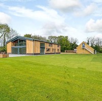 Setelah direnovasi, lumbung padi ini menjadi rumah yang diberi nama The Old Grain Store, yang memiliki nilai lebih dari USD 1,3 juta atau sekitar Rp 18,4 miliar. Foto: Dok. Bored Panda, Rightmove.co.uk