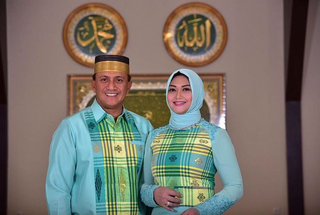 Pada Idul Adha 2017 lalu, Bella Saphira dan sang suami Mayjen TNI Agus Surya Bakti tampil serasi mengenakan busana bermotif sarung Makassar. Bella melengkapi penampilannya dengan kerudung hijau tosca yang senada dengan busananya. Foto: Instagram/Bella Saphira