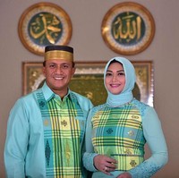 Pada Idul Adha 2017 lalu, Bella Saphira dan sang suami Mayjen TNI Agus Surya Bakti tampil serasi mengenakan busana bermotif sarung Makassar. Bella melengkapi penampilannya dengan kerudung hijau tosca yang senada dengan busananya. Foto: Instagram/Bella Saphira