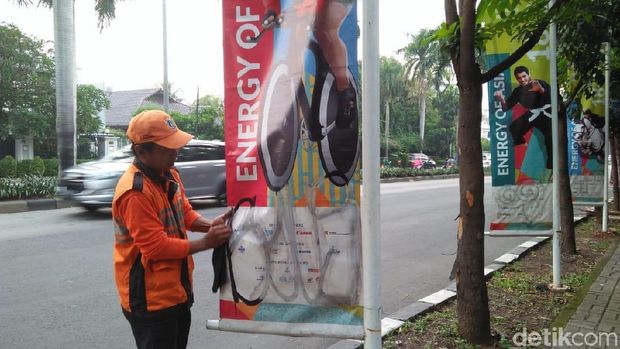 Pasukan oranye membersihkan coretan banner Asian Games di Pondok Indah, Jaksel, Jumat (25/5/2018)