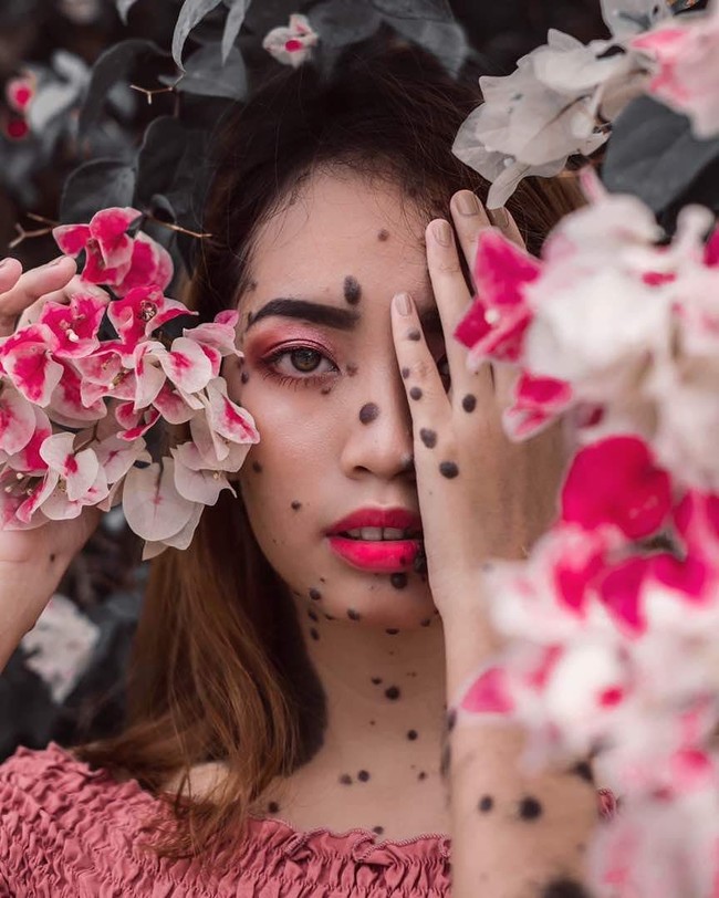 Wanita cantik tak harus selalu berwajah mulus tanpa cela. Evita Patcey Delmundo membu.ktikannya Punya banyak tahi lalat di sekujur tubuh, Evita memang kerap di-bully karena penampilan. Tapi itu tidak menghalanginya tampil percaya diri di Instagram bahkan mengikuti kontes kecantikan. Foto: Instagram @evita_delmundo