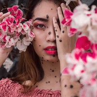 Wanita cantik tak harus selalu berwajah mulus tanpa cela. Evita Patcey Delmundo membu.ktikannya Punya banyak tahi lalat di sekujur tubuh, Evita memang kerap di-bully karena penampilan. Tapi itu tidak menghalanginya tampil percaya diri di Instagram bahkan mengikuti kontes kecantikan. Foto: Instagram @evita_delmundo