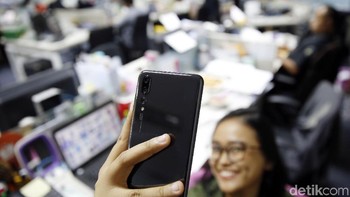 Kamera depannya ini bisa merekam video dengan kualitas 1080o. Foto: Amanda Rachmadita