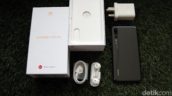 Begini kondisi kardus ketika dibongkar. Terdapat kepala charger yang versi kami punya kaki tiga. Entah apakah nanti ketika dijual resmi Huawei Indonesia akan menjadikan charger standar lubang di Indonesia atau tidakk. Foto: Amanda Rachmadita