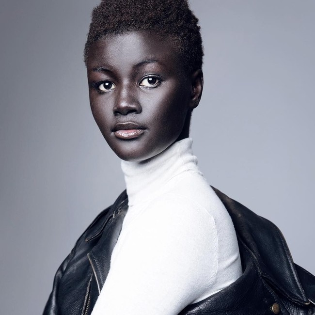 Khoudia Diop adalah salah satu wanita yang membuktikan jika cantik tak harus putih. Khoudia memang sering dipandangi orang karena kulitnya yang sangat gelap. Tak justru jadi minder, ia malah menjadi blogger kecantikan dan model untuk menginspirasi wanita lain. Foto: Instagram @melaniin.goddess