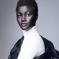 Khoudia Diop adalah salah satu wanita yang membuktikan jika cantik tak harus putih. Khoudia memang sering dipandangi orang karena kulitnya yang sangat gelap. Tak justru jadi minder, ia malah menjadi blogger kecantikan dan model untuk menginspirasi wanita lain. Foto: Instagram @melaniin.goddess