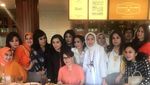 Tetap Cantik di Usia 67 Tahun, Ini Gaya Kulineran Artis Senior Widyawati