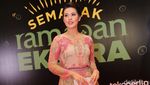 Pilih Mana? Raisa dengan Dress Hitam atau Putih?