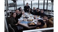 Sedang berlibur ke Caliornia, Zaskia Sungkar dan Irwansyah bersama dengan timnya terlihat sedang menikmati seafood enak. Nyam! Foto: Instagram @zaskiasungkar15