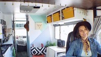 Impiannya untuk mengunjungi negara-negara di dunia membawanya membeli mobil tersebut dan sudah 6 bulan ia berjalan mengunjungi berbagai tempat di dunia bersama karavan kesayangannya. Istimewa/Boredpanda.