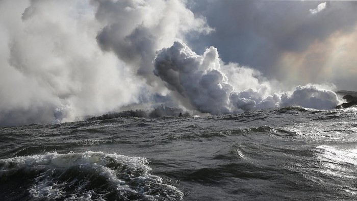 After crossing Highway 137, lava pours into the ocean during the eruption of the Kilauea Volcano near Pahoa, Hawaii, U.S., May 24, 2018.  REUTERS/Marco Garcia