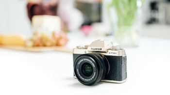 Fujifilm X-T100 juga belum dipersenjatai sensor X-Trans. Foto: Fujifilm