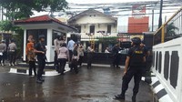 Foto: Para polisi tersebar di depan gerbang utama, pekarangan depan pengadilan, pintu masuk pengunjung pengadilan, dan di sekitar ruang sidang. Kami laksanakan pengaman seperti minggu lalu. Tetap lakukan pengamanan maksimal dengan sterilisasi semua lokasi gedung, ujar Kapolres Jakarta Selatan Kombes Indra Jafar. Fotografer: Zunita Amalia Putri/detikcom