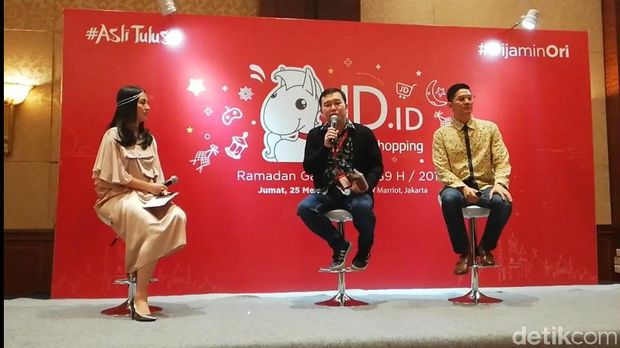 Head of Corporate Communications & Public Affairs JD.ID Teddy Arifianto (tengah).