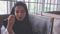 Kok merem ya Zaskia? Sangking kuenya enak apa gimana ya? Jadi penasaran nih sama rasa kuenya. Foto: Instagram @zaskiasungkar15