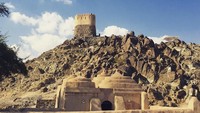 Masjid Al Bidya terletak di dekat Desa Al Bidya di pantai timur Fujairah. Ini masjid tertua di Uni Emirat Arab (UEA). Asal-usul masjid ini masih menjadi misteri. (iamthetravellingman/Instagram)