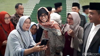 Gaya Sri Mulyani Berjilbab di Pesantren Ponorogo