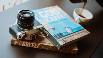 Kamera X-T100 mengadopsi desain bodi retro seperti X-T20. Foto: Fujifilm