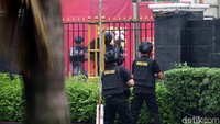 Gerbang Pengadilan Negeri Jakarta Selatan juga sempat ditutup.