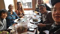 Steak dan burger, menemani makan siang Titi ketika sedang berlibur ke Eropa bersama teman-temannya. Foto: Instagram @ti2dj