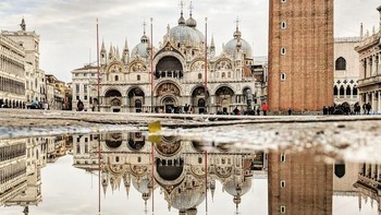 Ruiz memotret St. Mark Basilica dari genangan air di Venezia, Italia. Istimewa/Boredpanda.