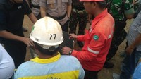 Petugas tampak mengecek drum tersebut (Foto: dok. Istimewa)
