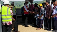 Jokowi sempat menyapa warga.