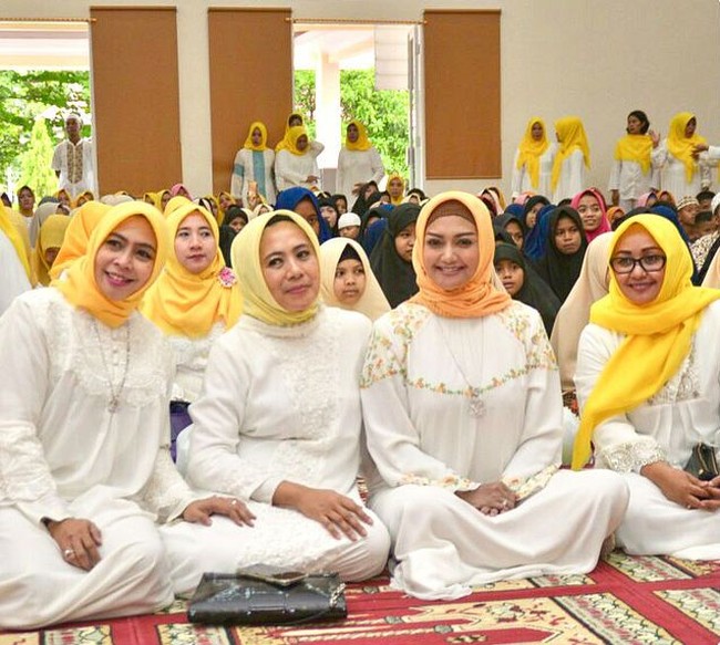 Inilah gaya Bella Saphira berhijab saat menghadiri buka puasa bersama Dharma Pertiwi (organisasi pimpinan bagi organisasi istri TNI) di Makassar, 21 Mei 2018. Bella memakai gamis putih dan kerudung berwarna kuning yang kembar dengan anggota Dharma Pertiwi lainnya. Foto: Instagram/Bella Saphira