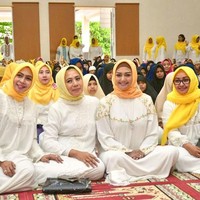 Inilah gaya Bella Saphira berhijab saat menghadiri buka puasa bersama Dharma Pertiwi (organisasi pimpinan bagi organisasi istri TNI) di Makassar, 21 Mei 2018. Bella memakai gamis putih dan kerudung berwarna kuning yang kembar dengan anggota Dharma Pertiwi lainnya. Foto: Instagram/Bella Saphira