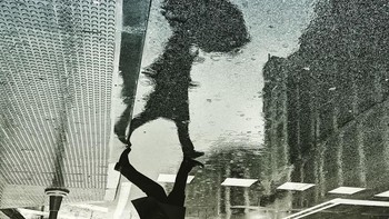 Saat Ruiz mengabadikan momen saat hujan di Madrid, Spanyol. Istimewa/Boredpanda.