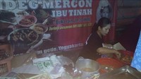 Mampir ke Yogyakarta, Juwita sempat mampir ke gudeg mercon Ibu Tinah yang populer. Ternyata Juwita doyan pedas ya! Foto: instagram @juwitasanjaya11